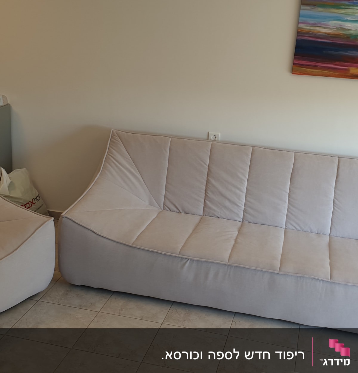 ספות מרופדות בבד בהיר עם תפרים דקורטיביים